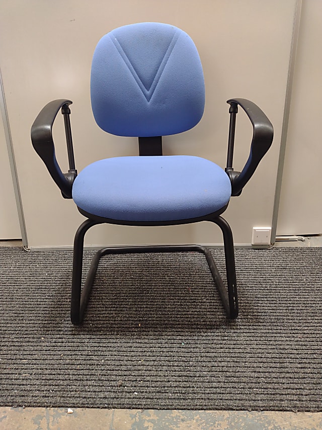 Meeting room chair with V pattern on back support