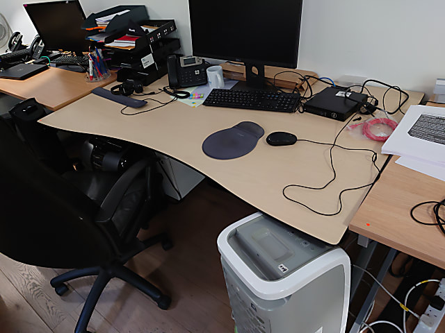 Middle waved desk