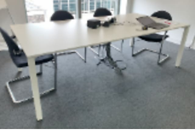 Techo Meeting table with 4-metal corner legs