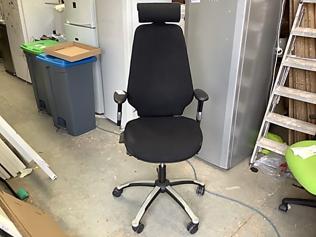 RH Logic g64 3 button chair - missing bulb pump