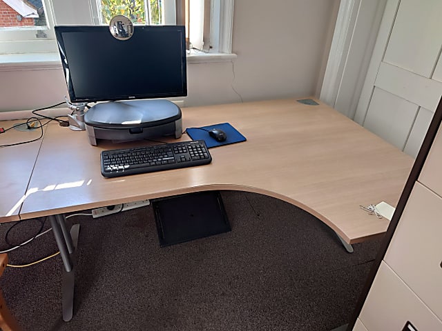 Right corner desk