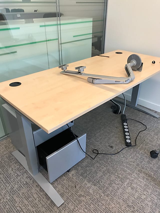 Electric height adjustable desk