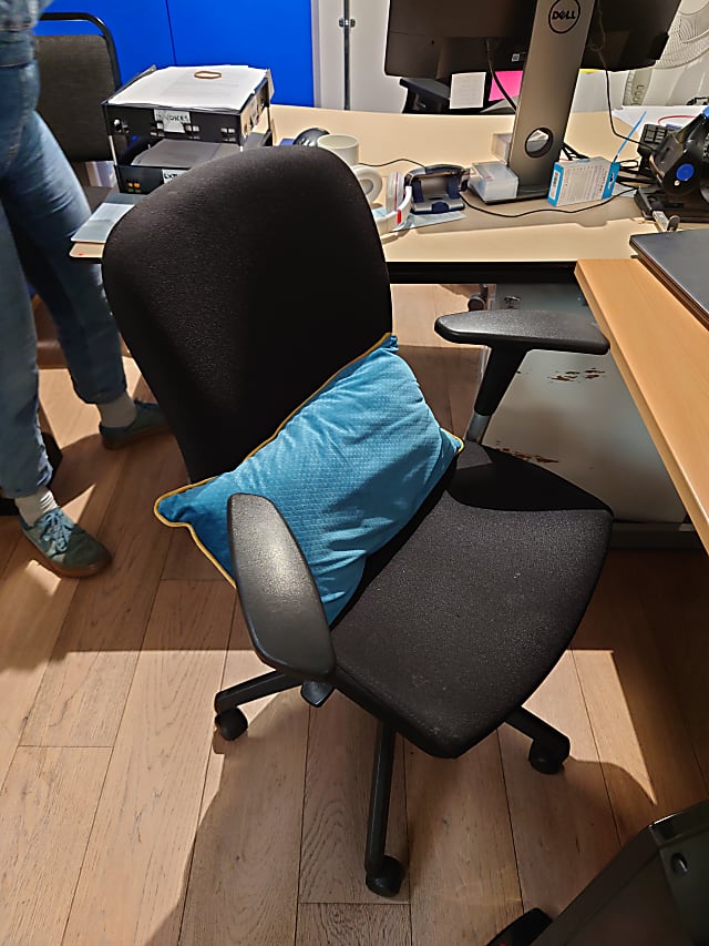 Operator chair with T shaped arm rests