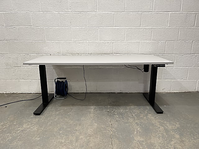 Electric height adjustable desk by Buronomic