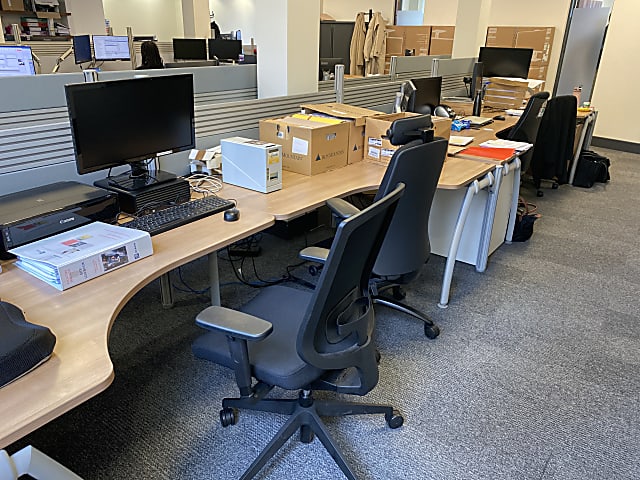Bank of 4 desks