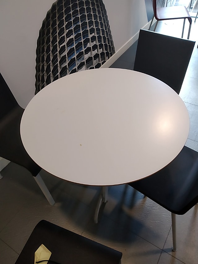 Medium cafe table : Not available until August 28th