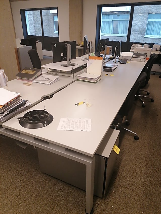 Bank of 6 desks with dividers square legs