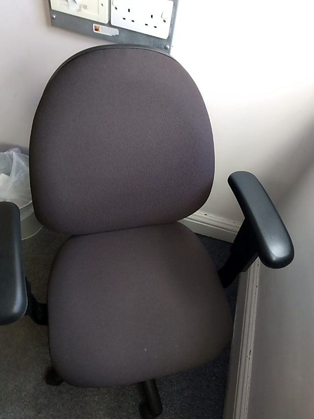 grey and black armed rolling chair