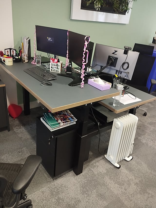 Bank to back desk