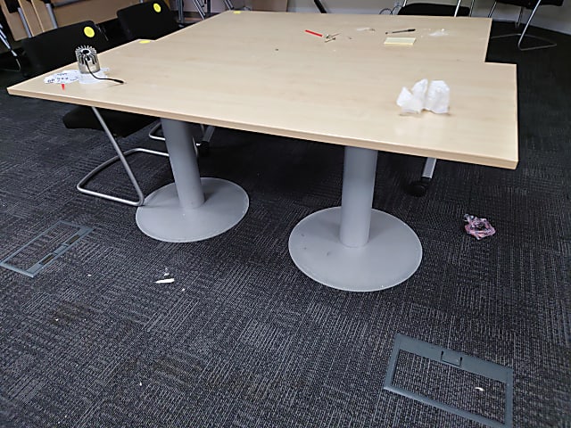 Meeting beechwood solid table circular legs