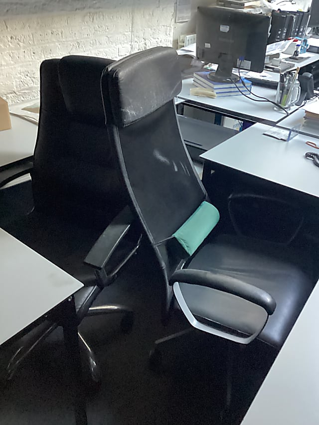 black and gray office rolling chair