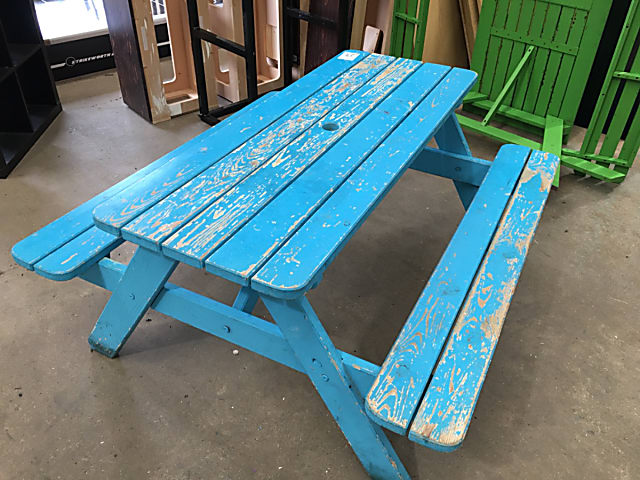 Picnic table