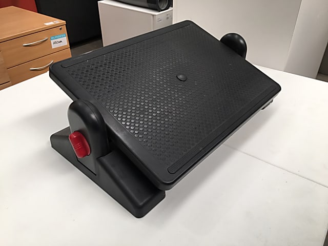 Adjustable footrest 