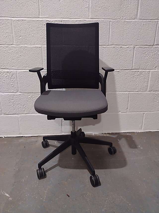 Mesh back office operator chair 