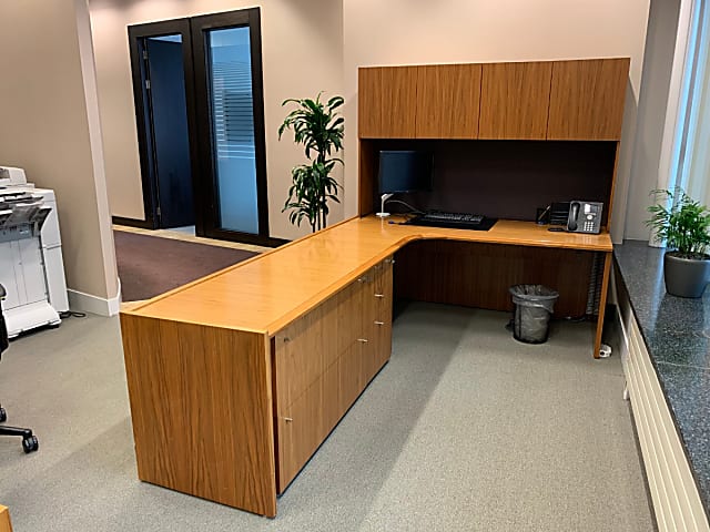 Right Corner Reception Desk