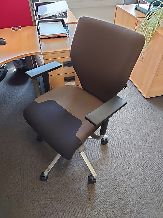 Brown/black operator chair 