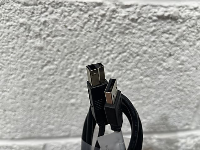 Bundle of approx 30 computer cables 