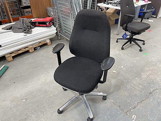 black and gray rolling chair