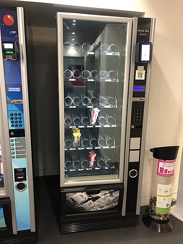 Vending machine cabinet