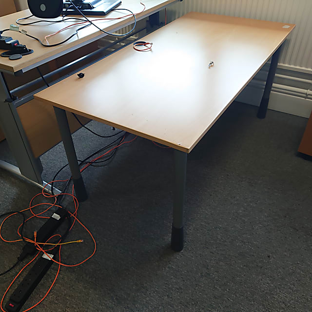 Single desk with black feet
