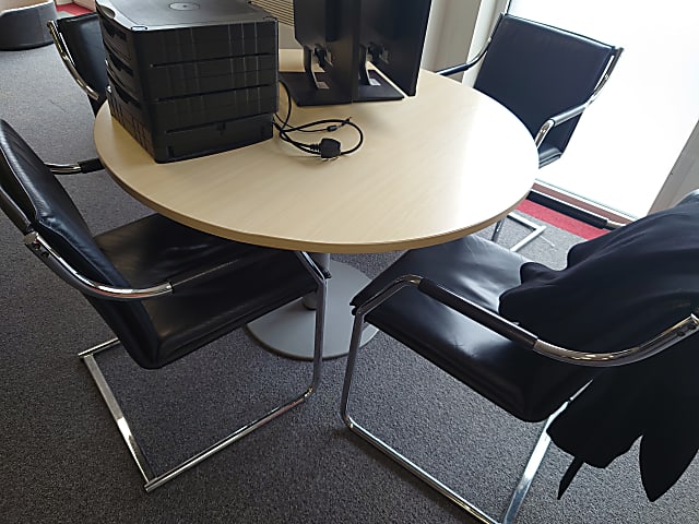 Round desk