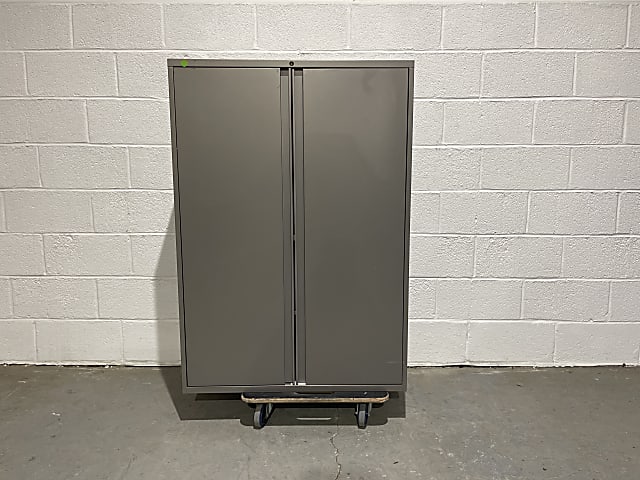 Steel storage cabinet with shelves in great condition