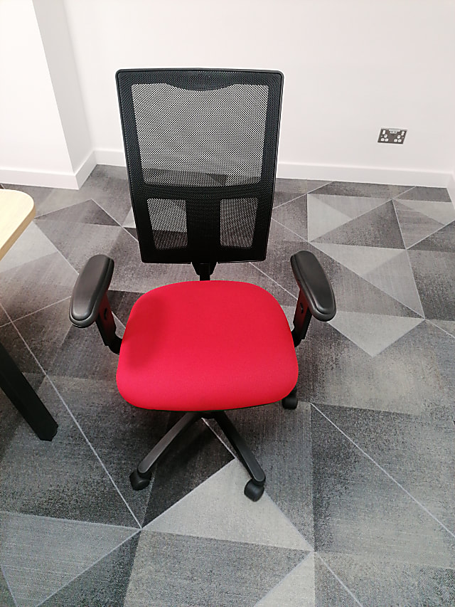 black and red rolling chair