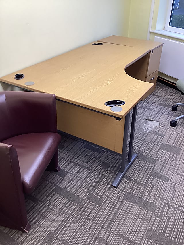 1600 L shaped desk