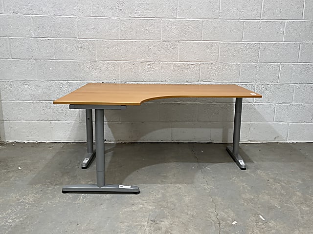 Corner desk with left hand return