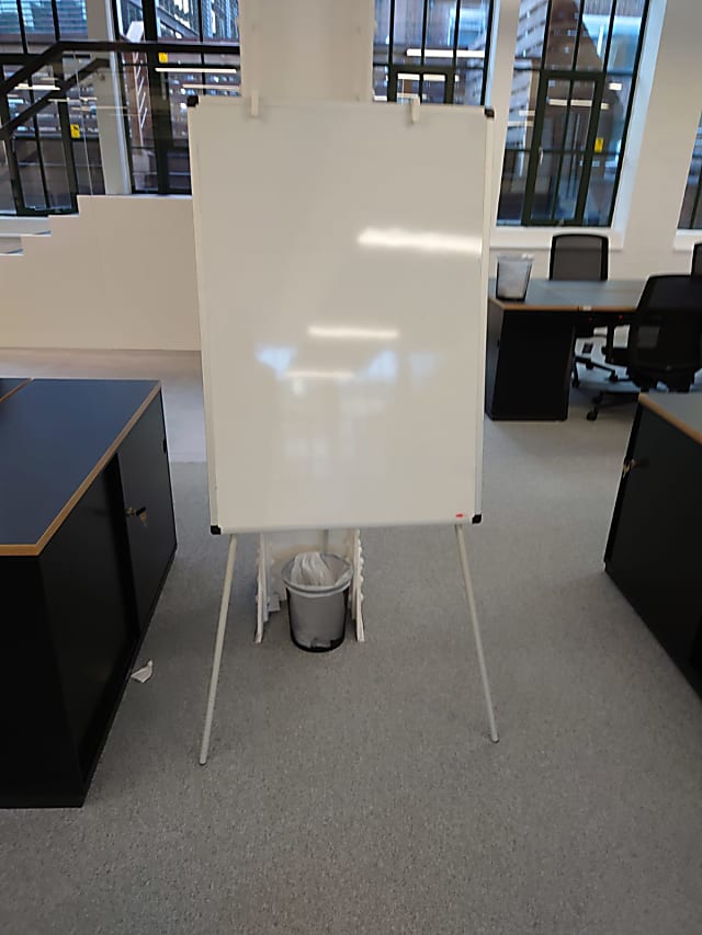 Static whiteboard on telescopic stand