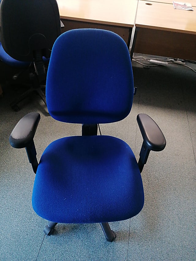 blue and black rolling chair