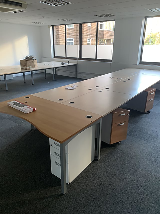 Bank of 6 desks