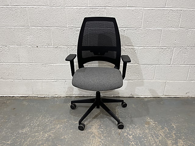 Synchro Tilt Office Chair 2D Armrest Ultra Black Mesh Back