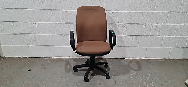 black and brown rolling chair