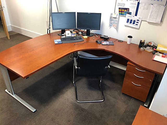 Executive corner desk with side return