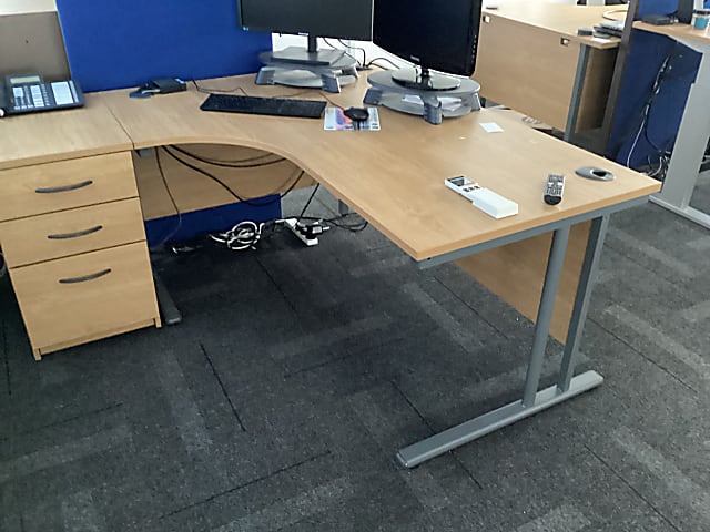 LHR Lshaped desk