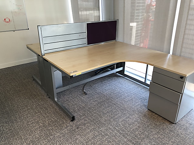 Right hand return desk