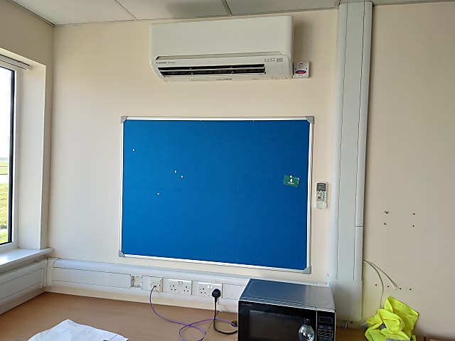 900mm x 600mm pinboard 