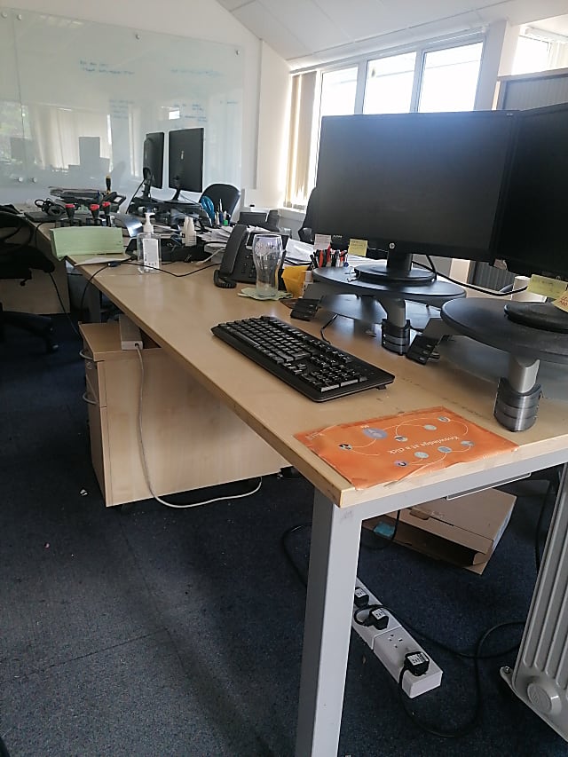 Bank of 6 desks