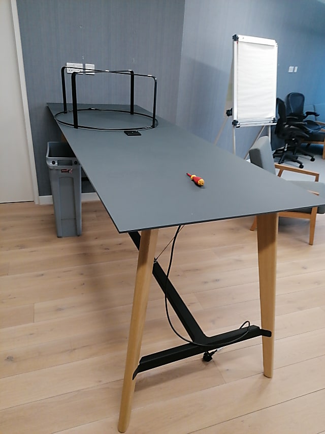 Tall table with Wireless Charging power unit