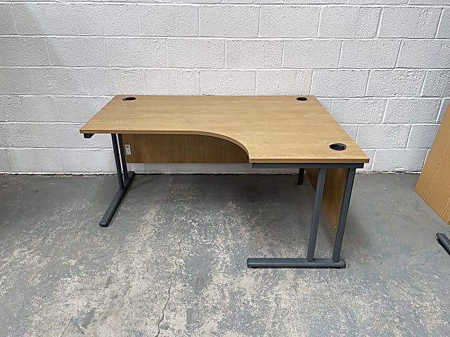 Right hand return corner desk