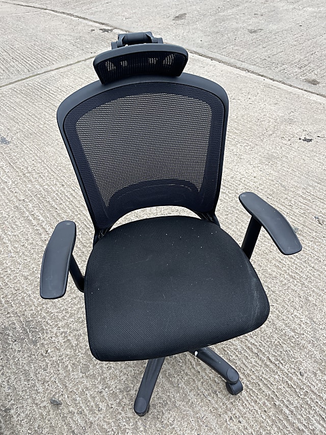 black and gray rolling chair