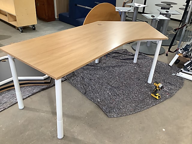 Bank of 4 desks - manually height adjustable 