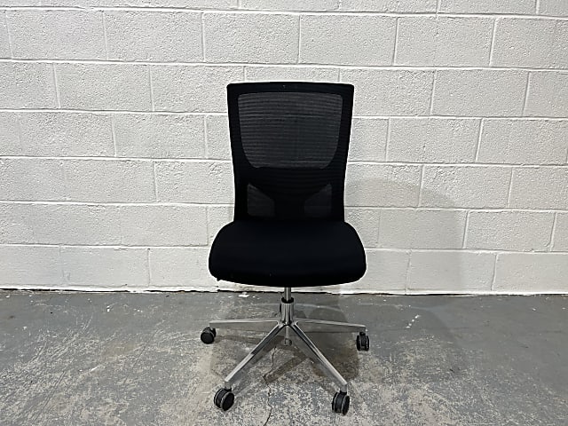 formetiq task Chair small fabric hole to top