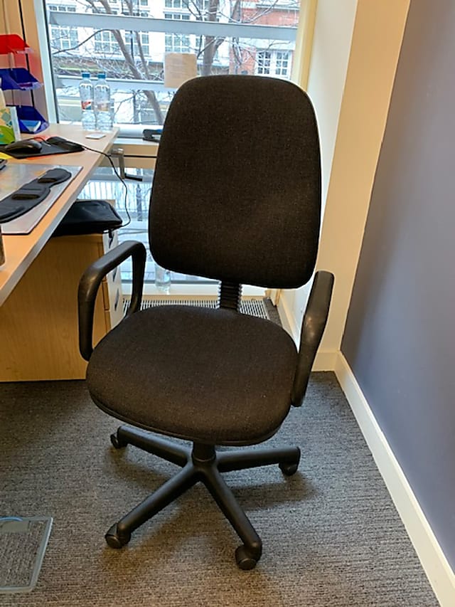 Operator chair with armrests