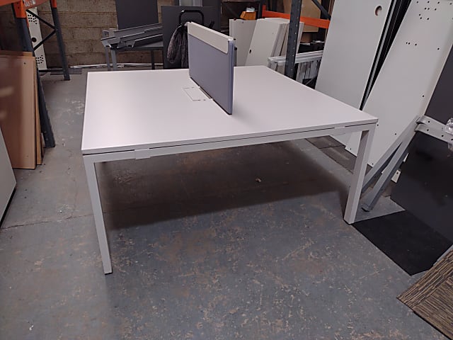 Vitra bank bench of two desks with divider