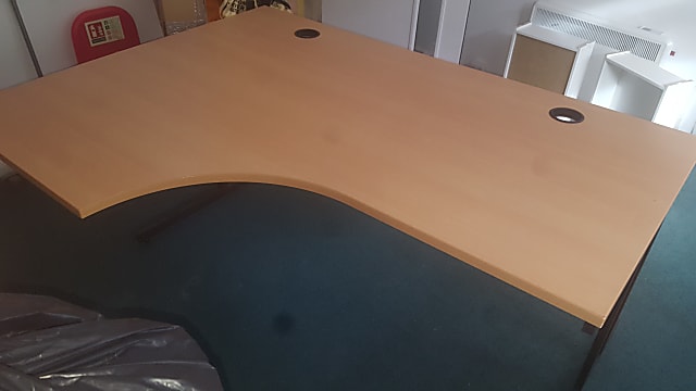 Corner desk