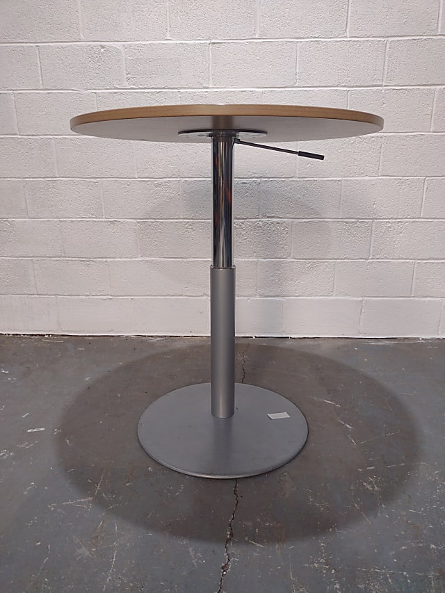 Extendable adjustable height round table