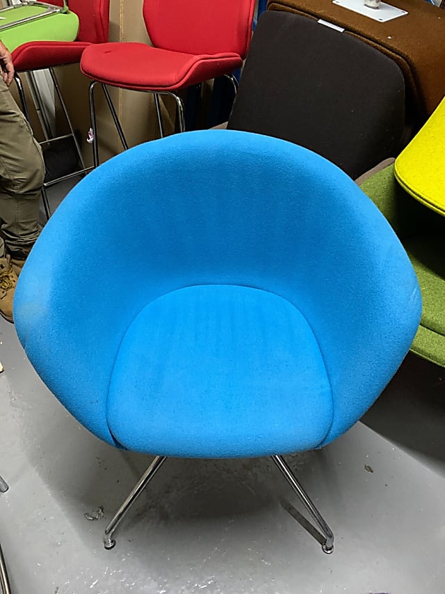 Swivel bucket chair