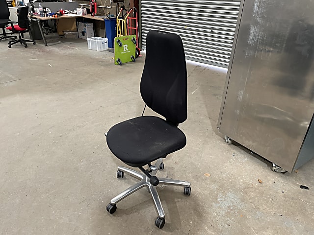 black and gray rolling chair